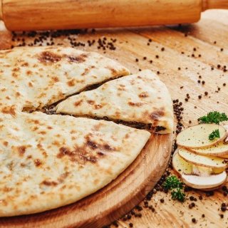 Осетинский пирог с картошкой и жареным луком Осетинский пирог с картошкой и жареным луком